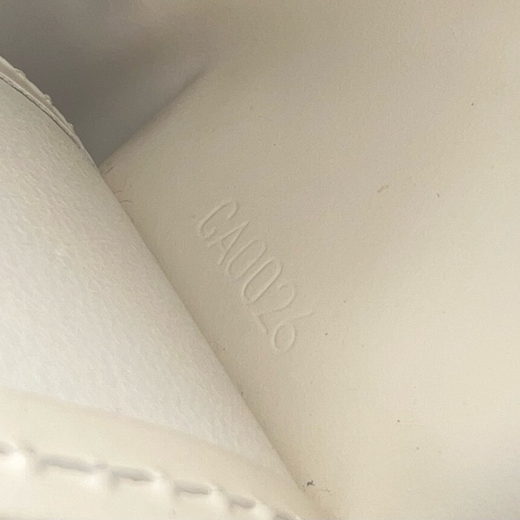 Louis Vuitton Cream/ Perle Vernis Leather Key Holder Wallet in Monogram - EUC - Picture 10 of 10